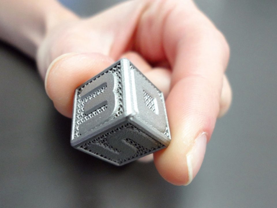 Prototipo cubo in metallo realizzato con la stampante 3D Systems ProX 100